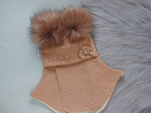 Trukkidega beežikas kuldsete täppidega tuukrimüts