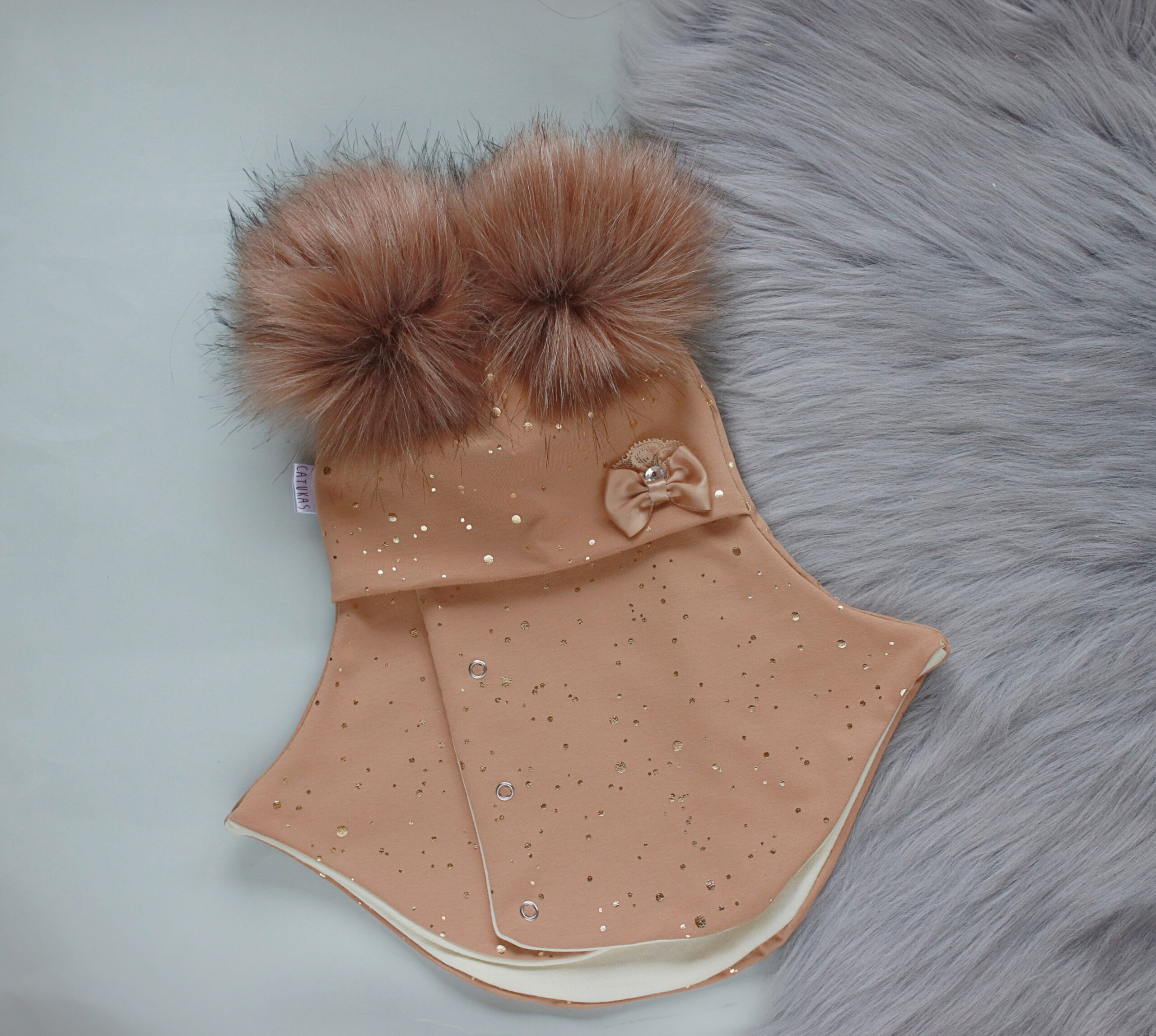 Trukkidega beežikas kuldsete täppidega tuukrimüts